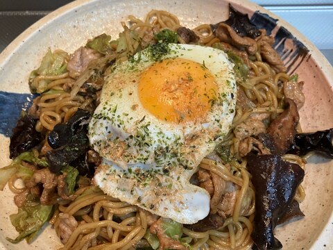 かつお節踊る♪木耳と椎茸入り♪エッグ焼きそば^_^